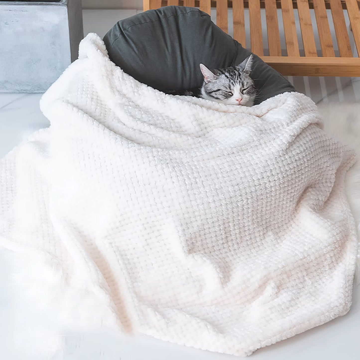 Soft Pet Blanket Plush Dog Sleeping Blanket Solid Color Washable Sofa Pad Portable Warm Cat Bed Blanket Home Carpet Pet Supplies